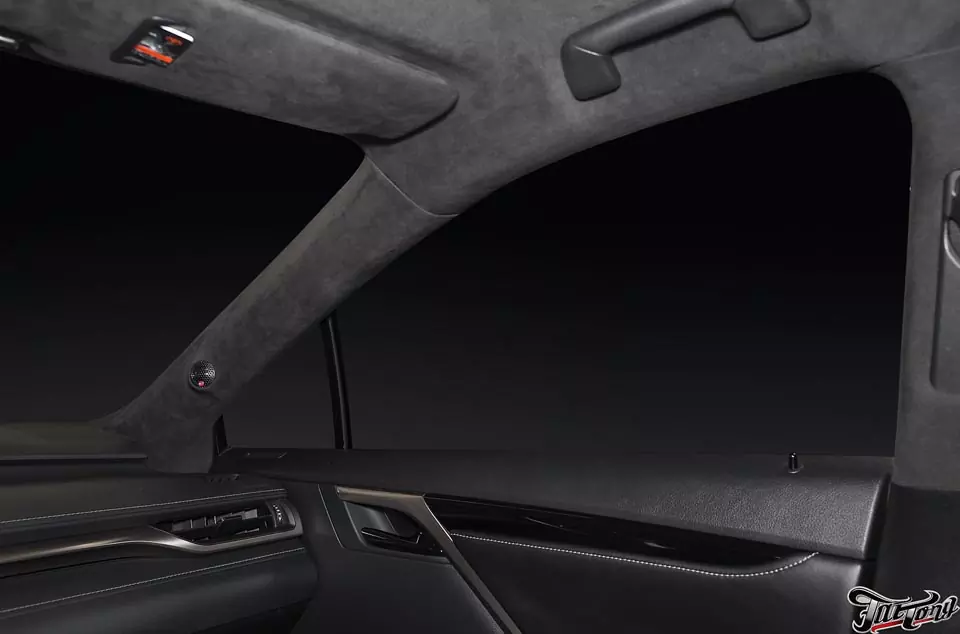 Lexus RX. Перетяжка потолка в алькантару по дизайн-проекту. Окрас салонного пластика в черный глянец. Полная замена акустической системы.